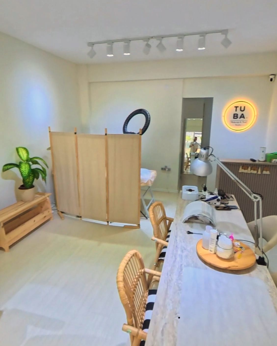 TUBA. kalıcı makyaj stüdyosunun iç görünümü, Bornova İzmir